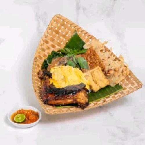 Nasi Pecel Komplit Ayam Bakar menu Pecel Pincuk Madiun Mbak Asih, Uluwatu Raya