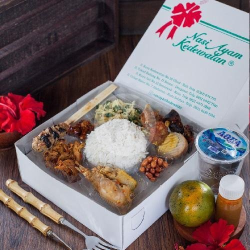 Kotak Komplit menu Nasi Ayam Kedewatan Ibu Mangku, Seminyak