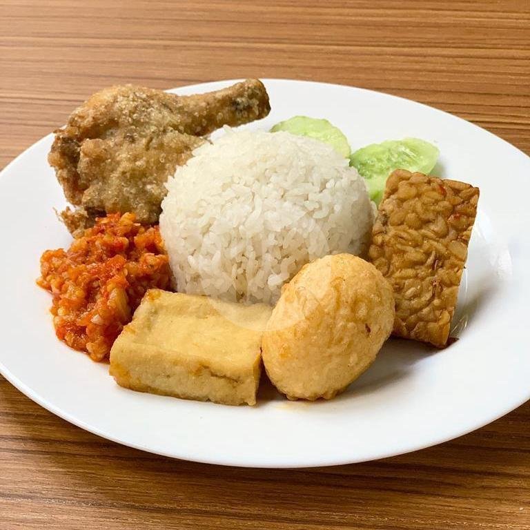 Penyetan Sambal Tomat Mentah menu Ayam Tulang Lunak Malioboro, Kuta