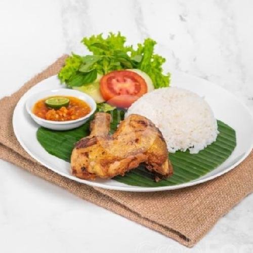 Nasi Ayam Goreng + Lalapan Sambel Setan menu Pecel Pincuk Madiun Mbak Asih, Uluwatu Raya