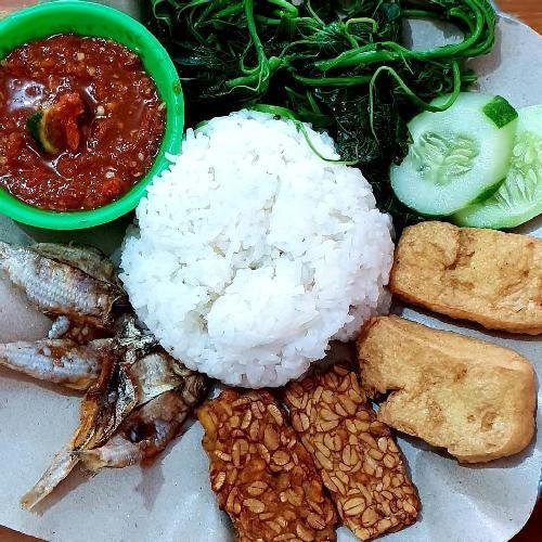 Nasi Tempong Ikan Asin menu Teras Rumah Mbak Ulan, Perumahan Puskopad 2