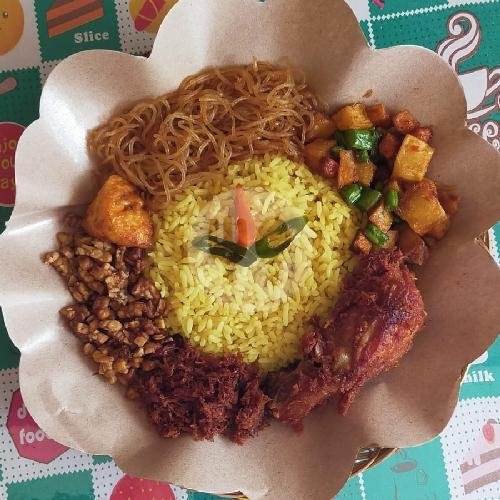 Nasi Kuning Ayam Goreng menu Nasi Jinggo Bu Dian, Legian