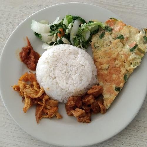 Nasi Campur Telur Dadar( Omelet) menu Nasi Campur Warung KKN, Danau Buyan
