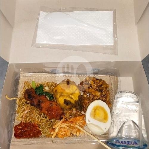 Nasi Box Ayam + Air Mineral menu Warung Zaenab, Sesetan