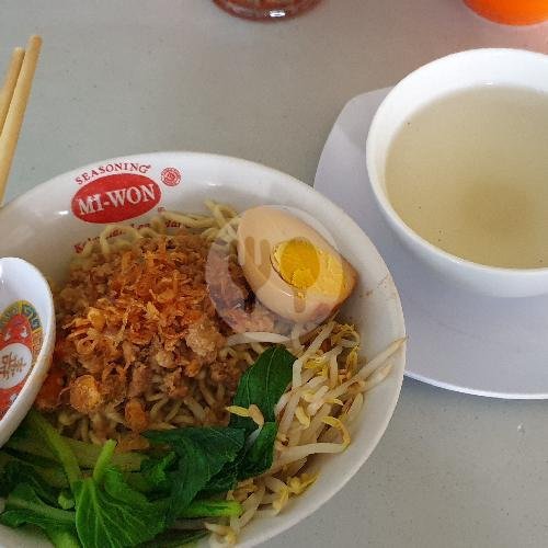 Mie Kriting Pangsit Babi+1/2 Telur Kecap menu Mie Kriting Awie, Denpasar