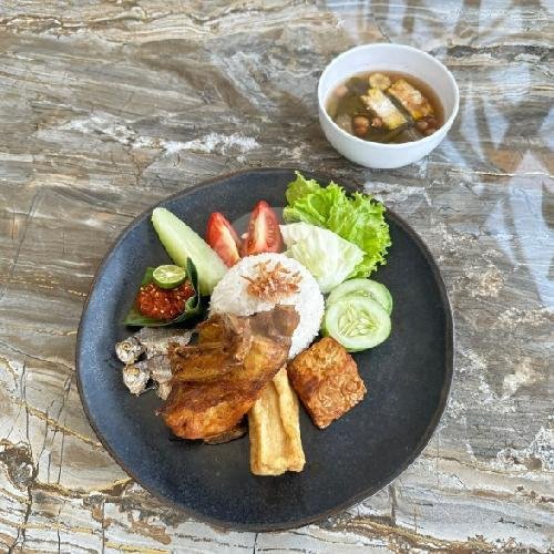 Ayam Goreng Tempong Sambal Meranti menu Balagra Resto, Atanaya Hotel