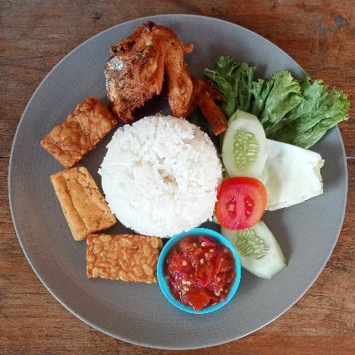 Ayam Goreng Lalapan Dada Komplit menu Ayam Bakar Lalapan Warung Sriwijaya, Jalan Tunjung 2 Kerobokan