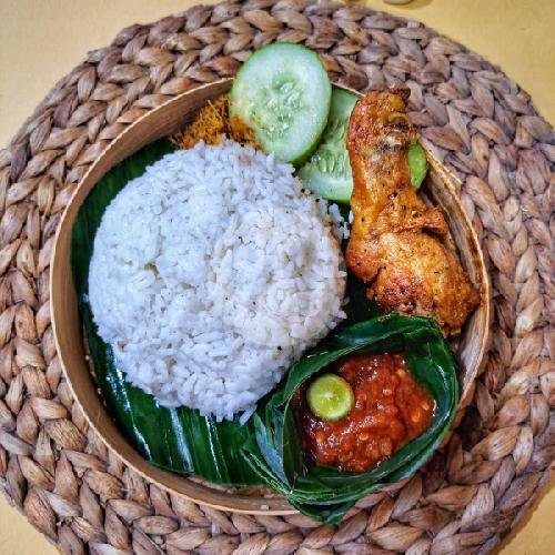 Paha Bawah Goreng + Sambal + Nasi menu Ayam Bakar Maksu, Renon