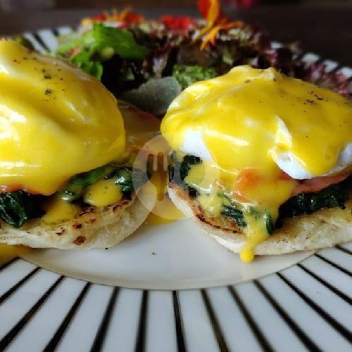 Classic Egg Benedict menu Bias Cafe & Bar, Petitenget