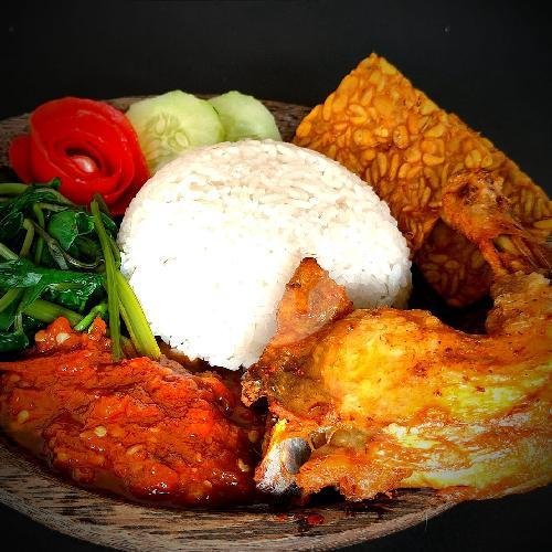Lalapan Ayam +Tempe  Goreng + Nasi menu Kubu Kitchen, Lalapan Ayam Bakar Dan Ayam Geprek, Cokroaminoto