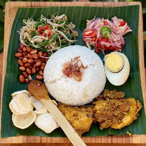 Nasi Campur Ayam Betutu menu Nasi Kongkong, Denpasar