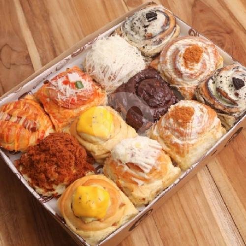 Large Sweet menu Roti Goolung Monang Maning, Gunung Rinjani