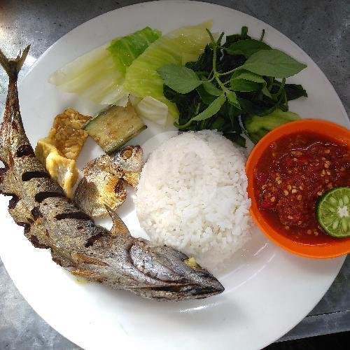 Ikan Tongkol + Nasi menu Nasi Tempong Bu Bella, Jl Glogor Carik No 184