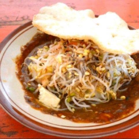 Tahu Sayur menu Tipat Tahu Grenceng, Sutomo