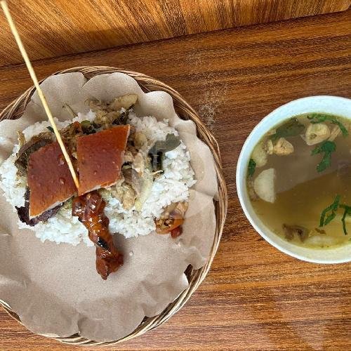 Babi Guling Super Spesial+Sate ( Kulit 2, Sate 1 ) menu Babi Guling Bu Agus, Tabanan