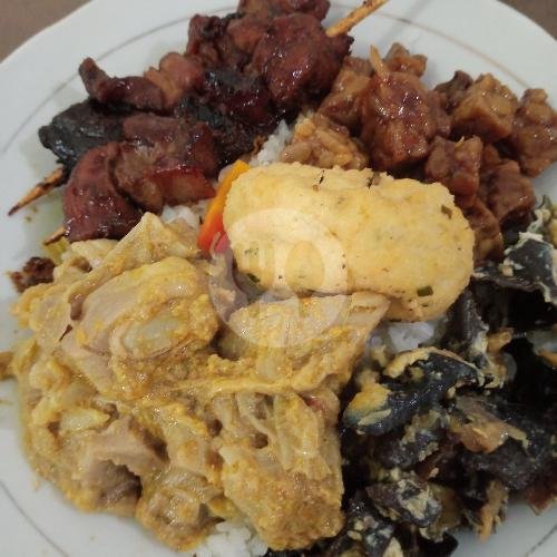 Nasi Campur Sate Ayam menu Warung Bu Heru, Cakranegara