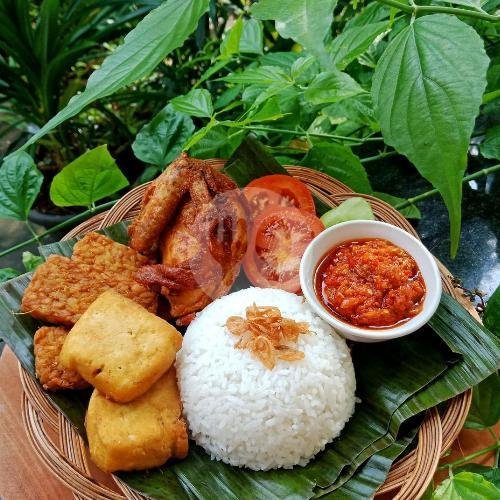 Spesial Ayam Bakarr menu Ayam Bakar & Lalapan Wr. Makan Dilya , Seminyak