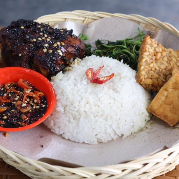 Paket Ayam Bakar (pilihan sambal : Dower, Hejo, Goreng, Terasi, Kencur, Kecap) menu Waroeng Bandoeng, Dewi Sri