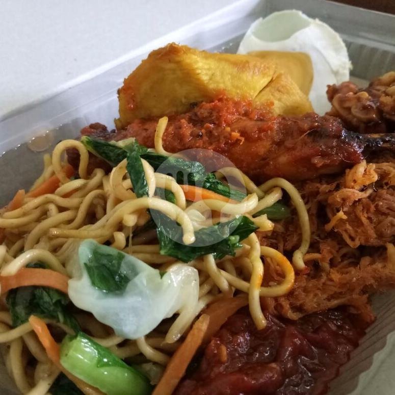 Nasi Box Paket 1 (Ayam) menu Warung Zaenah, Kuta