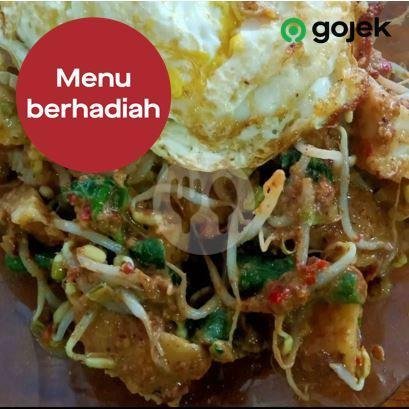 Tipat Cantok Telor Dadar menu Rujak Tipat Bu Yoni, Denpasar