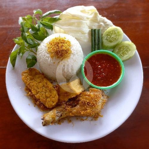 Nasi +Lalapan Ayam Kecil Tahu Tempe menu Lalapan Mama Gavin, Denpasar