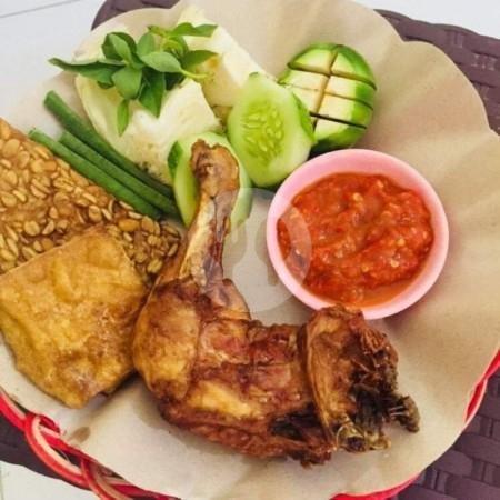 Ayam Goreng + Nasi menu Ayam Bakar & Lalapan Wr. Makan Dilya , Seminyak