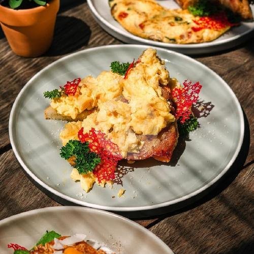 Chessy Scrambled On Toast menu Rojima Coffee, Kuta