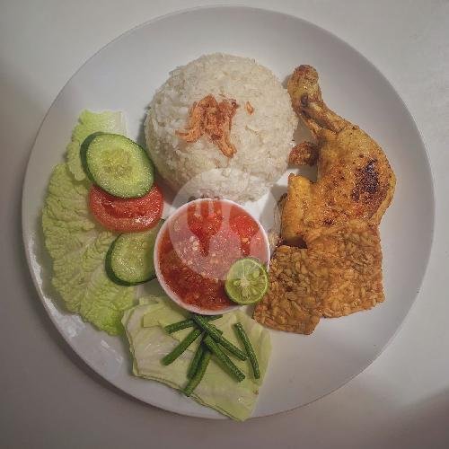 Ayam Lalapan - Fried Chicken menu 8twenty Warung, Batu Belig