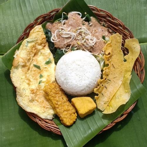 Nasi + Pecel Telur Dadar / Ceplok Tahu Tempe menu Lalapan Mama Gavin, Denpasar