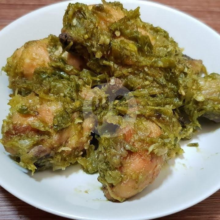 Ayam Cabe Hijau Kampung menu Salero Bundo Masakan Padang, Cilinaya