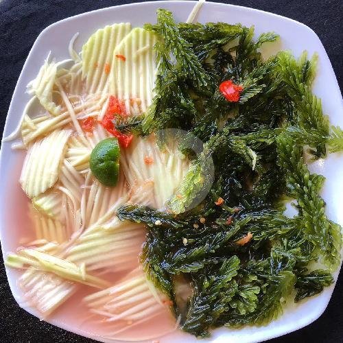 Bulung Boni Kuah Pindang Dicampur Buah menu Warung Men Runtu, Sanur
