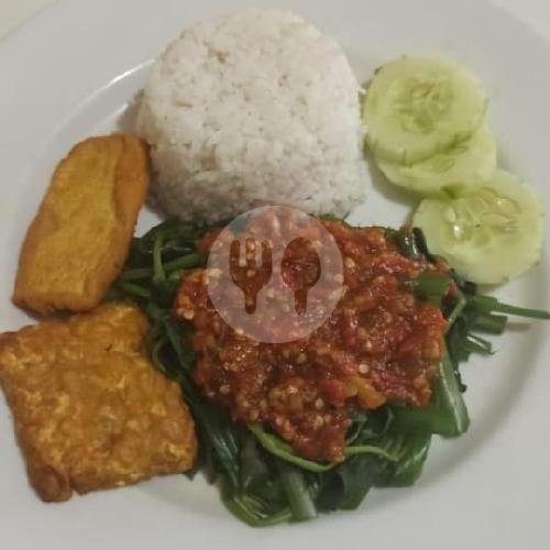 Plecing Kangkung Tahu Tempe + Nasi menu Nasi Tempong Bu Bella, Jl Glogor Carik No 184
