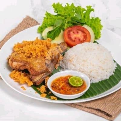 Nasi Ayam Kremes + Lalapan menu Pecel Pincuk Madiun Mbak Asih, Uluwatu Raya