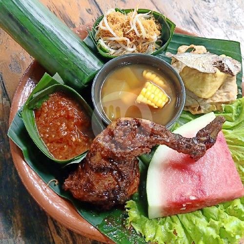 Nasi Timbel Ayam Goreng / Bakar / Betutu menu Kang Zanger Waroeng Sunda, Seruni