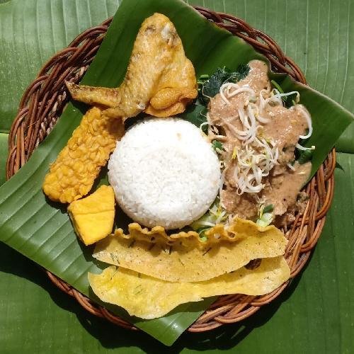 Nasi + Pecel Ayam Tahu Tempe menu Lalapan Mama Gavin, Denpasar