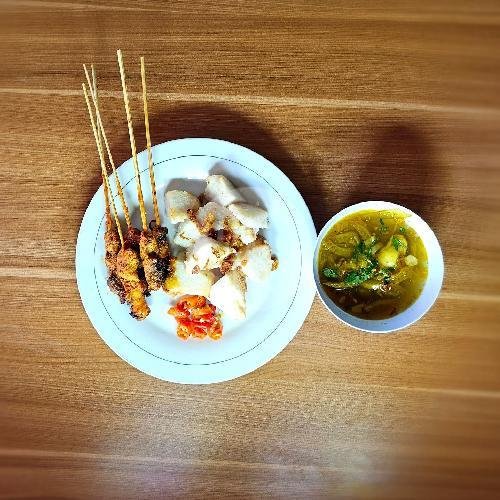 Tipat Sate Babi menu Babi Guling Singaraja Beras Merah Rendi, Tukad Pakerisan