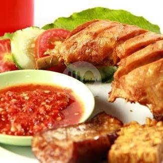 Paket Ayam Lalapan Super Besar (Nasi, Es Teh, Kerupuk) menu Ayam Gebuk Mak Ayam, Kuta