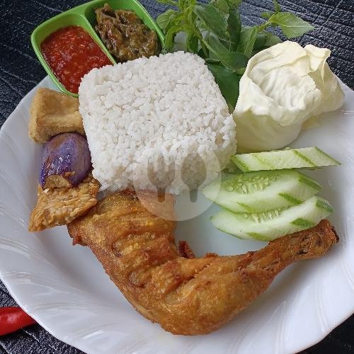 Ayam Goreng + Nasi Putih menu Lalapan Doa Dua Ibu, Panji