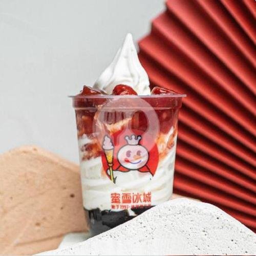 Strawberry Lucky Sundae menu Mixue Dewata, Jalan Goa Gong Gg Jepun No 1