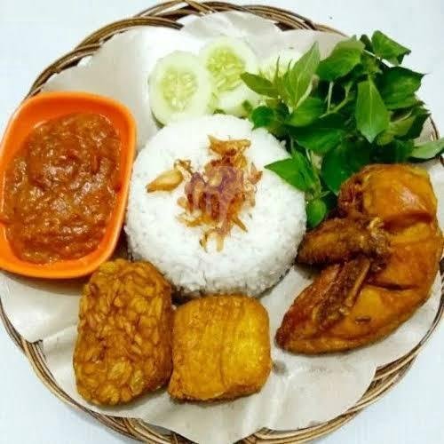 Paket Lalapan Nasi Putih Ayam Goreng (Dada) menu Nasi Jinggo Bu Dian, Legian