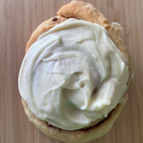 Cinnamon bun. Vegan cream frosting. menu Salad Lab, Padang-Padang