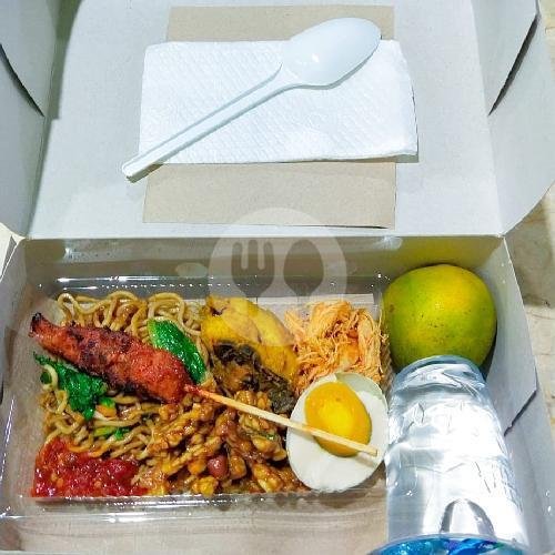 Nasi Box Ayam Spesial menu Warung Zaenab, Sesetan