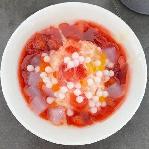 Strawberrt Kriuk menu Es Kepal Pagutan, Mataram