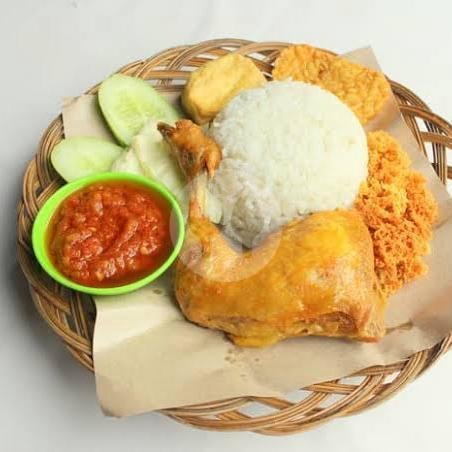 A Nostalgic Culinary Journey at Wr. Ayam Kremes Special 1 in Taman Pancing, Bali