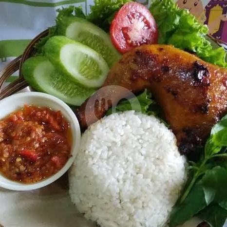 Lalapan Ayam bakar sambel mateng+nasi. menu Nasi Goreng Seafood & Ayam Bakar Ibu Yani