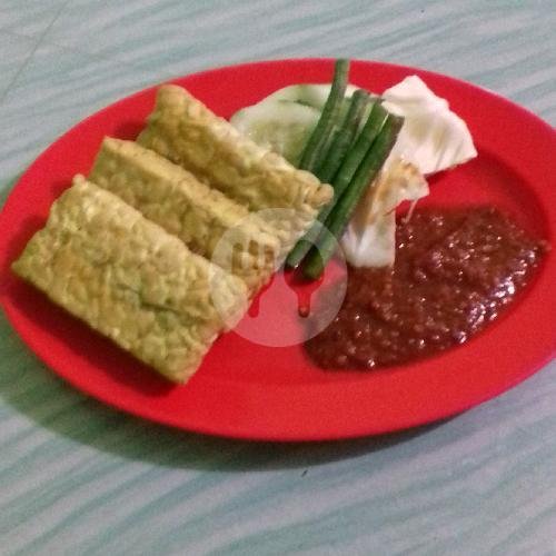 Lalapan Tempe Goreng menu Lalapan Podo Moro Oi, Selaparang