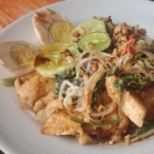 Tipat Cantok + Telor Garam menu Rujak Lebah One, Gunung Lebah