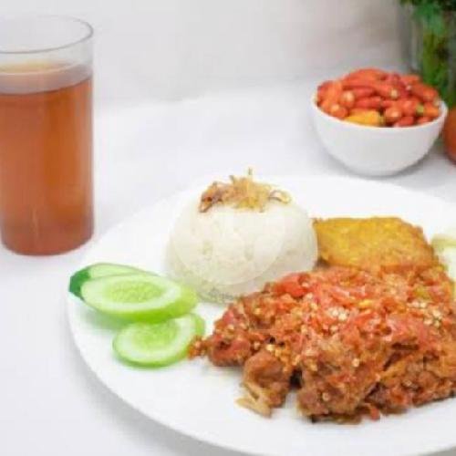 A Culinary Adventure at Ayam Geprek 99 in Kuta: A Spicy Delight