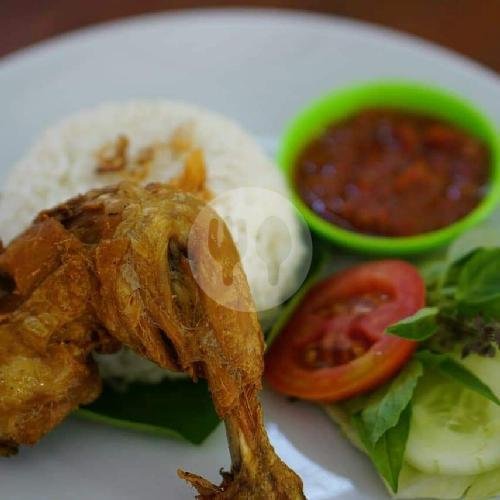 Lalapan ayam menu Warung Dedalu