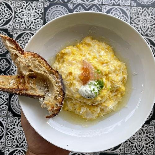 Deluxe Scrambled menu Coffee Cartel (Coffee And Bakery), Seminyak